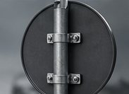 Ansamblu de semnalizare cu indicator, stâlp și sistem de prindere ROMARK CLAMP-S