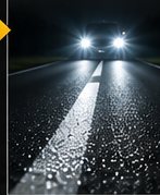 Marcaj rutier retroreflectorizant iluminat de farurile unui autovehicul noaptea