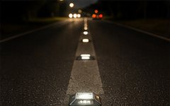 Butoane rutiere reflectorizante ROMARK RS-R montate pe axul unui drum, vizibile noaptea