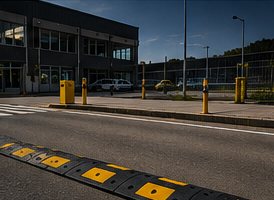 Limitator de viteză ROMARK SB-50 montat transversal pe o cale de acces
