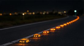 Butoane rutiere solare ROMARK SRS-LED luminând pe carosabil noaptea